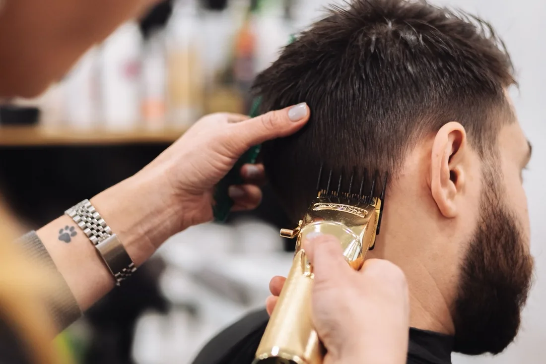 Coupe à la tondeuse dans un salon de coiffure.